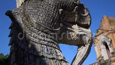 那加蛇雕像-泰国寺庙入口处的传统警卫